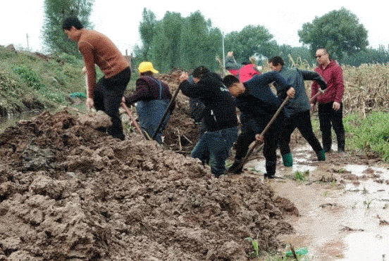 李家莊村民提前抵御洪水